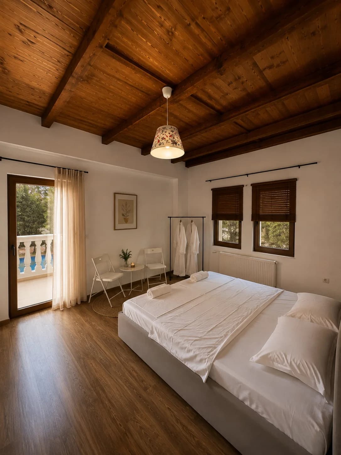 Double bedroom with doors to the balcony